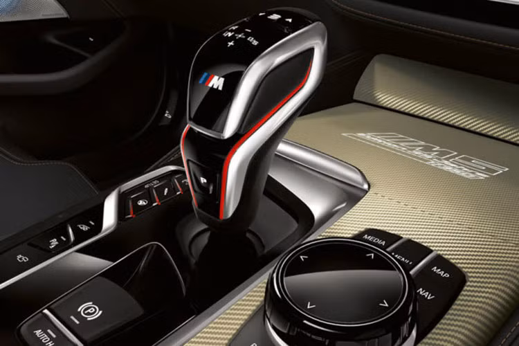 Sức mạnh được truyền xuống bốn bánh (xDrive) thiên cầu sau thông qua hộp số tự động 8 cấp M Steptronic. Nhờ đó, M5 có thể tăng tốc từ 0 - 100 km/h chỉ trong vòng 3,3 giây và chạm mốc 200 km/ h chỉ mất 10,8 giây.