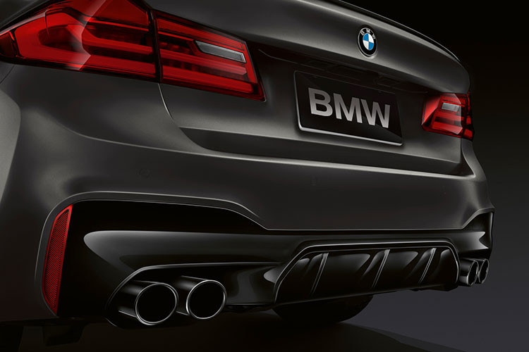 Chưa dừng lại đó, ngoại hình của BMW M5 Edition 35 Jahre thêm mạnh mẽ và cá tính hơn với gói trang trí “Shadow Line” được thể hiện qua nhiều chi tiết mang màu sơn đen có độ bóng cao như: cụm lưới tản nhiệt, ốp gương chiếu hậu, ốp cản sau tích hợp bộ khuếch tán khí động học hay khe thoát gió ở fender,...