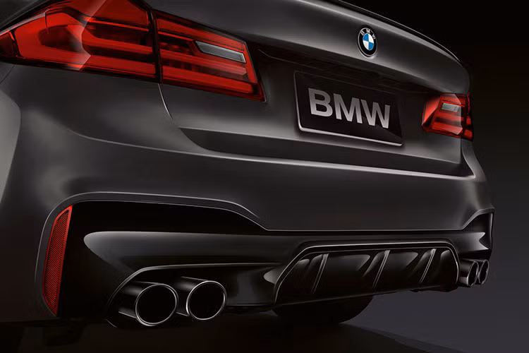Chưa dừng lại đó, ngoại hình của BMW M5 Edition 35 Jahre thêm mạnh mẽ và cá tính hơn với gói trang trí “Shadow Line” được thể hiện qua nhiều chi tiết mang màu sơn đen có độ bóng cao như: cụm lưới tản nhiệt, ốp gương chiếu hậu, ốp cản sau tích hợp bộ khuếch tán khí động học hay khe thoát gió ở fender,...