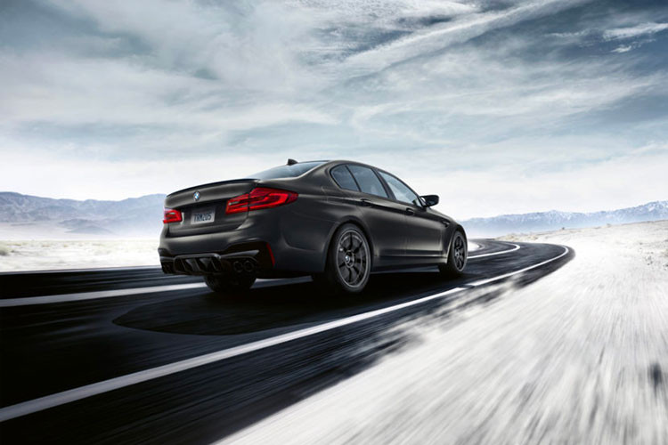 BMW M5 “Edition 35 Jahre” sẽ bắt đầu được bán ra kể từ tháng 7/2019 với số lượng sản xuất giới hạn chỉ 350 chiếc trên toàn thế giới, đây được xem như là một món quà hãng BMW tạo ra dành cho những người đam mê M5 trên toàn thế giới, tất nhiên người mua phải nhanh chân lên vì BMW có thể sẽ bán hết 350 chiếc này trong một thời gian rất ngắn. 