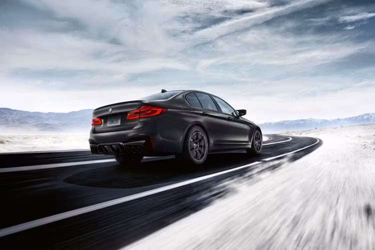 BMW M5 “Edition 35 Jahre” sẽ bắt đầu được bán ra kể từ tháng 7/2019 với số lượng sản xuất giới hạn chỉ 350 chiếc trên toàn thế giới, đây được xem như là một món quà hãng BMW tạo ra dành cho những người đam mê M5 trên toàn thế giới, tất nhiên người mua phải nhanh chân lên vì BMW có thể sẽ bán hết 350 chiếc này trong một thời gian rất ngắn. 