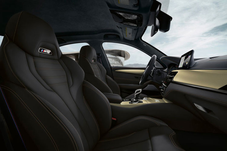 Nội thất được trang trí với các chi tiết nhôm mang vân sợi carbon màu vàng ở bệ cần số, táp-lô bảng điều khiển trung tâm và táp-pi cửa. Đặc biệt, trên mỗi chiếc đều được đánh dấu thứ tự sản xuất ***/350 và bệ cửa có dòng chữ “Edition 35 Jahre” thể hiện sự độc quyền.