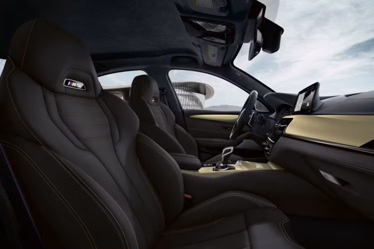 Nội thất được trang trí với các chi tiết nhôm mang vân sợi carbon màu vàng ở bệ cần số, táp-lô bảng điều khiển trung tâm và táp-pi cửa. Đặc biệt, trên mỗi chiếc đều được đánh dấu thứ tự sản xuất ***/350 và bệ cửa có dòng chữ “Edition 35 Jahre” thể hiện sự độc quyền.