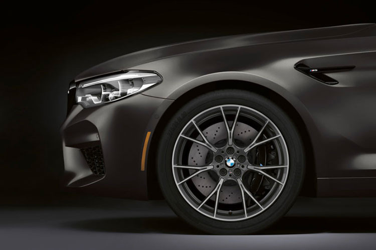 Hãng xe ôtô BMW đã thửa riêng cho M5 Edition 35 Jahre “dàn chân” sử dụng bộ mâm hợp kim đa chấu có kích thước 20 inch với nan mâm hình chữ Y được hoàn thiện bằng nước sơn màu xám Graphite độc đáo. Trang bị hệ thống phanh M với đĩa phanh gốm carbon với heo dầu (calipers) được sơn màu đen bóng hoặc màu vàng nổi bật.