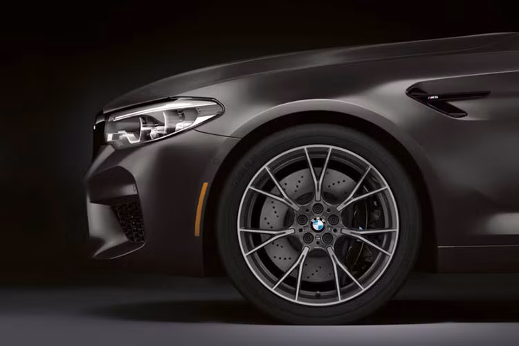Hãng xe ôtô BMW đã thửa riêng cho M5 Edition 35 Jahre “dàn chân” sử dụng bộ mâm hợp kim đa chấu có kích thước 20 inch với nan mâm hình chữ Y được hoàn thiện bằng nước sơn màu xám Graphite độc đáo. Trang bị hệ thống phanh M với đĩa phanh gốm carbon với heo dầu (calipers) được sơn màu đen bóng hoặc màu vàng nổi bật.