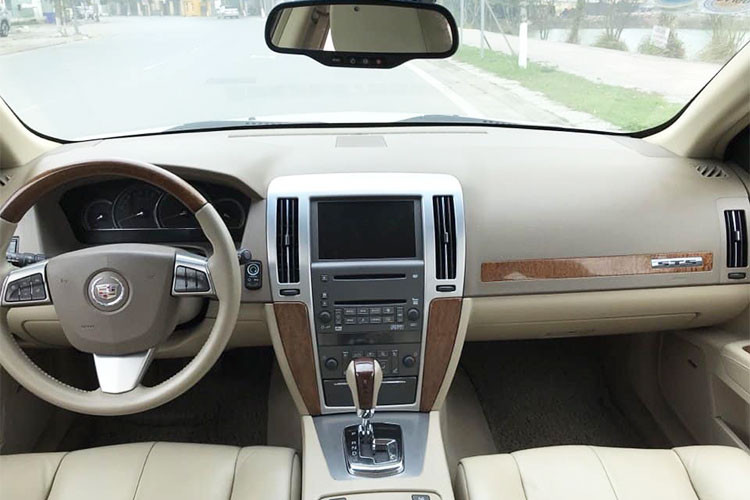 Mới đây, một chiếc xe sang Cadillac STS sản xuất năm 2009 đang được giao bán tại một đại lý tư nhân Hà Nội. Mặc dù đã trải qua tới hơn 9 năm sử dụng, tuy nhiên có thể tháy trong hình ảnh chiếc xe còn khá tốt với các chi tiết nguyên bản - vẫn mang đậm chất xe sang nhà Cadillac của Mỹ.