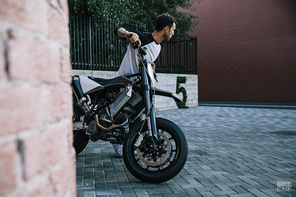 Mẫu xe KTM 950 SMR 2005 là một chiếc xe cao, phù hợp thể trạng to lớn của Max với mâm 17 inch và khối lượng 191 kg. Hiệu suất cao và sự thú vị khi lái được nhiều người ưa thích. “Nó là mẫu KTM xấu nhất dùng động cơ LC8. Xe nguyên bản dùng chế hòa khí khá đơn giản”, Max kể.