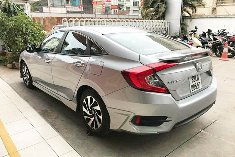 Ở phía sau, Civic phiên bản mới vẫn sở hữu cụm đèn pha hình boomerang bo tròn theo 2 góc sau đuôi xe, với dải LED màu đỏ đẹp mắt. Do có thân xe mang phong cách fastback ở phần đuôi nắp, khoang hành lý của Civic có chiều dài ngắn nhưng nhờ có khoảng mở và bề rộng lớn nên người dùng vẫn có thể chất dỡ hành lý vào xe một cách dễ dàng.