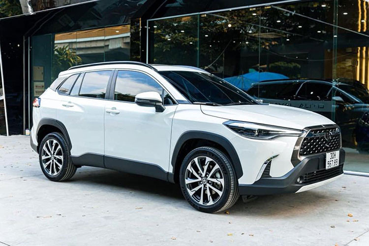 Một chiếc Toyota Corolla Cross đang được một đơn vị kinh doanh chào bán với giá hơn 2 tỷ đồng. Điểm đặc biệt khiến chiếc xe Toyota Corolla Cross giá hơn 2 tỷ này bị "thét" cao như vậy nằm ở tấm biển số khủng “30H-567.89” cùng trạng thái xe được mô tả là “siêu lướt”.