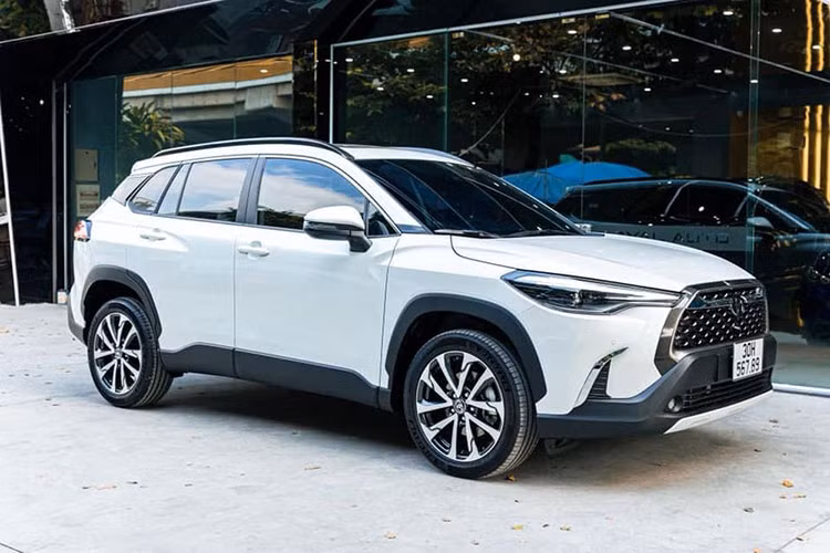 Một chiếc Toyota Corolla Cross đang được một đơn vị kinh doanh chào bán với giá hơn 2 tỷ đồng. Điểm đặc biệt khiến chiếc xe Toyota Corolla Cross giá hơn 2 tỷ này bị "thét" cao như vậy nằm ở tấm biển số khủng “30H-567.89” cùng trạng thái xe được mô tả là “siêu lướt”.