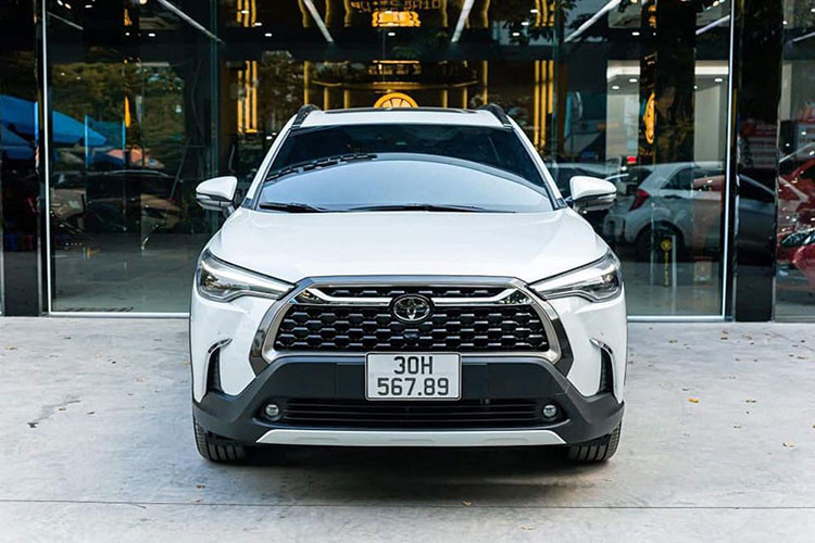 Cung cấp sức mạnh cho phiên bản 1.8 HEV là động cơ xăng 4 xi-lanh, dung tích 1.8L, tạo công suất tối đa 97 mã lực tại tua máy 5.200 vòng/phút và mô-men xoắn cực đại 142 Nm tại 3.600 vòng/phút. Đi kèm là hộp số e-CVT và mô-tơ điện có công suất 53 mã lực cùng mô-men xoắn cực đại 163 Nm.