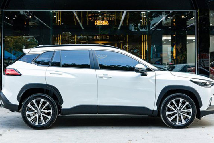 Toyota Corolla Cross tại Việt Nam thuộc phân khúc SUV cỡ B, cạnh tranh với Hyundai Creta, Honda HR-V, Kia Seltos. Xe có kích thước tổng thể dài x rộng x cao lần lượt là 4.460 x 1.825 x 1.620 (mm).