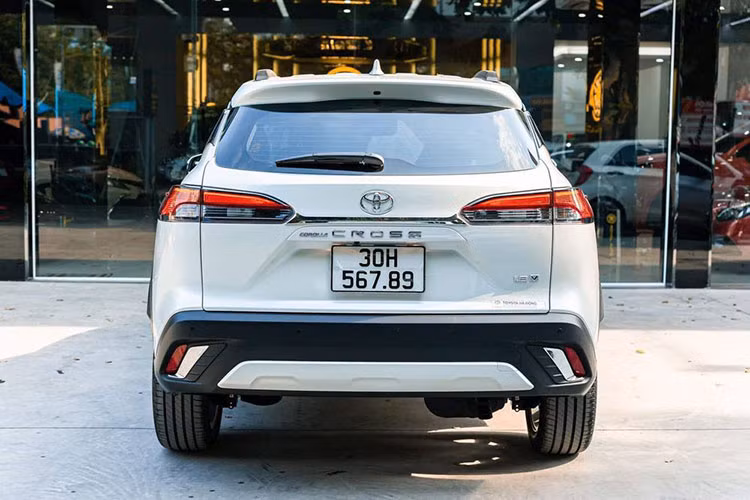 Tại thị trường Việt Nam, Toyota Corolla Cross có 2 tùy chọn động cơ. Hai phiên bản 1.8 G và 1.8 V được trang bị động cơ xăng 1.8L, đi cùng hộp số biến thiên vô cấp CVT, tạo ra công suất tối đa 138 mã lực tại tua máy 6.400 vòng/phút cùng mô-men xoắn cực đại 172 Nm tại 4.000 vòng/phút.