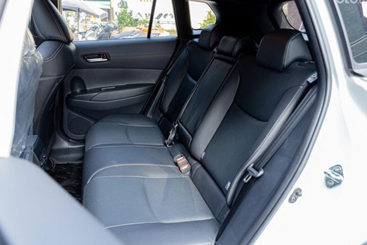 Xe được trang bị gói an toàn chủ động Toyota Safety Sense 2.0 với các tính năng như cảnh báo trước va chạm, cảnh báo lệch làn đường, hỗ trợ giữ làn, kiểm soát hành trình chủ động, cảnh báo điểm mù, cảnh báo phương tiện cắt ngang phía sau và camera 360 độ.