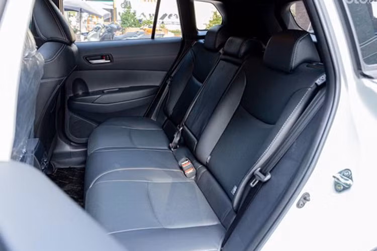 Xe được trang bị gói an toàn chủ động Toyota Safety Sense 2.0 với các tính năng như cảnh báo trước va chạm, cảnh báo lệch làn đường, hỗ trợ giữ làn, kiểm soát hành trình chủ động, cảnh báo điểm mù, cảnh báo phương tiện cắt ngang phía sau và camera 360 độ.