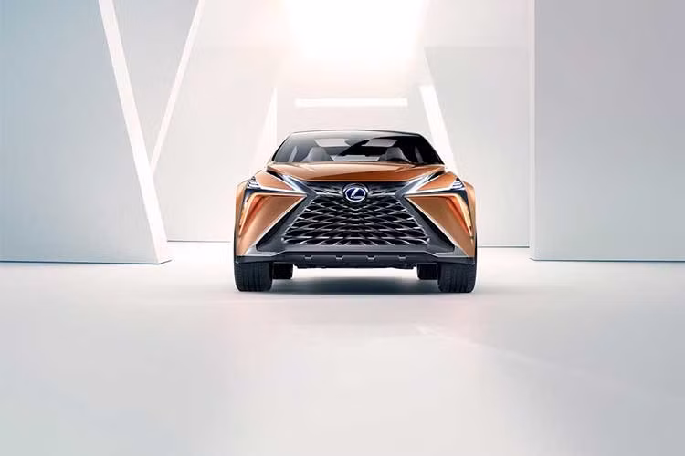 Cũng giống như các mẫu xe sang của thương hiệu Lexus hiện tại, lưới tản nhiệt của xe có hình con suốt là điểm nhấn đặc trưng của thiết kế tổng thể, thậm chí trên chiếc LF-1 còn đặc biệt ấn tượng hơn. Chi tiết lưới tản nhiệt được đồng nhất bắt đầu từ phía đuôi xe, kéo dài lên phía trước, đem đến mẫu xe hình dáng tổng thể hoàn mỹ.