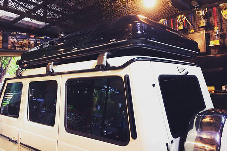 Được biết, rất hiếm chủ nhân của "ông vua địa hình" Mercedes-Benz G63 AMG lựa chọn việc lắp lều dã ngoại của hãng Skycamp iKamper. Đây có lẽ là lý do chính để Chủ tịch Trung Nguyên chọn lắp lều dã ngoại của Skycamp iKamper để tạo ra cách chơi xe không giống ai của mình.