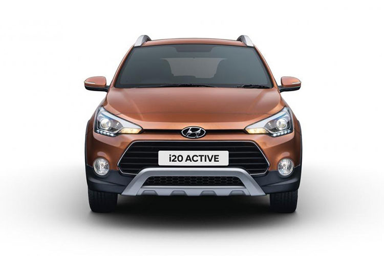 Ngoài ra, mẫu xe giá rẻ Hyundai i20 Active 2018 tại thị trường Ấn Độ còn được bổ sung viền đèn sương mù trước và viền đèn phản quang sau màu bạc. Chi tiết màu đen bên dưới cửa cốp sau cũng là một điểm mới trong thiết kế ngoại thất của Hyundai i20 Active 2018. 