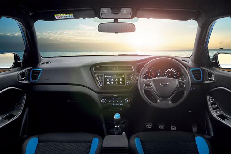 Bước vào bên trong Hyundai i20 Active 2018, người lái được chào đón bằng màn hình cảm ứng và những nút bấm đi kèm nâng cấp tương tự i20 2018. Vô-lăng 3 chấu tích hợp phím chức năng cơ bản, ghế nâng cấp và những điểm nhấn nội thất màu xanh dương Alps mới.