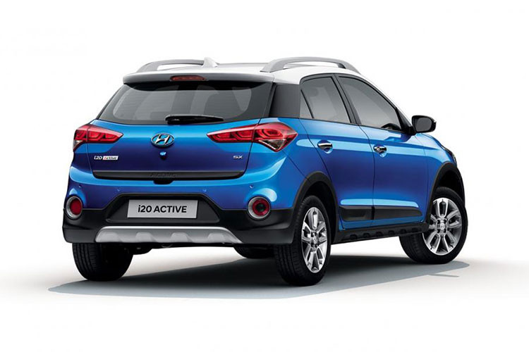 Giá xe Hyundai i20 Active 2018 bản máy xăng tại Ấn Độ từ 699.990 Rupee (tương đương 239 triệu đồng). Trong khi đó bản máy dầu có giá ít nhất 896.205 Rupee (tương đương 306 triệu đồng). Nếu đi kèm sơn ngoại thất phối 2 tông màu, xe sẽ có giá 866.262 Rupee (296 triệu đồng) với bản máy xăng và 1.001.330 Rupee (342 triệu đồng).