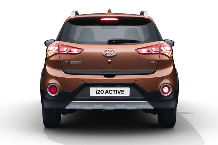 Kích thước tổng thể của Hyundai i20 Active 2018 bao gồm Dài x Rộng x Cao là 3.995 x 1.760 x 1.555 mm, chiều dài cơ sở đạt 2.570 mm. Bộ vành trang bị trên xe dạng đa chấu kích thước 16 inch làm bằng hợp kim sáng, thân xe với khu vực cánh cửa bổ sung ốp nhựa màu đen bắt mắt.