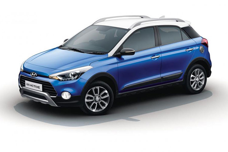 Tương tự xe ở châu Âu, Hyundai i20 Active 2018 ở Ấn Độ cũng được nâng cấp nhẹ về thiết kế nội - ngoại thất. Cụ thể, phiên bản crossover của dòng Hyundai i20 2018 được bổ sung màu sơn ngoại thất xanh dương phối trắng mới. Trong đó, màu trắng được sơn cho cột A và nóc. 