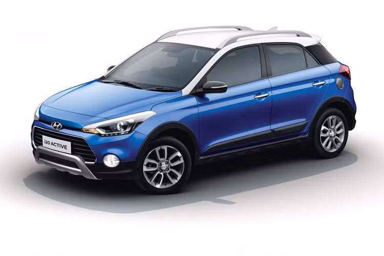 Tương tự xe ở châu Âu, Hyundai i20 Active 2018 ở Ấn Độ cũng được nâng cấp nhẹ về thiết kế nội - ngoại thất. Cụ thể, phiên bản crossover của dòng Hyundai i20 2018 được bổ sung màu sơn ngoại thất xanh dương phối trắng mới. Trong đó, màu trắng được sơn cho cột A và nóc. 