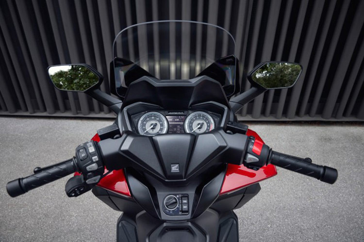 Ngoài ra, mẫu xe ga Honda NSS250 thế hệ mới này còn được trang bị hệ thống kiểm soát mô-men xoắn tùy chọn HSTC làm tiêu chuẩn và hệ thống ABS (chống bó cứng phanh) đôi kênh.