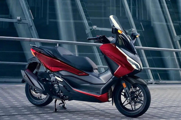 Honda NSS250 2024 phân phối ra với 3 màu tùy chọn gồm màu Đen súng, Xám khói và Đỏ rượu. Honda NSS250 xuất hiện ở Malaysia có khả năng cạnh tranh mạnh với đối thủ như Yamaha Xmax 250.