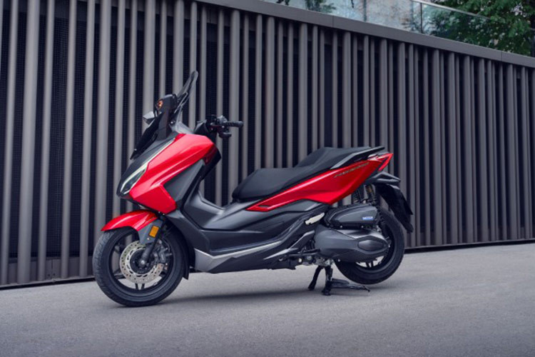 Thuộc phân khúc xe ga cao cấp, Honda NSS250 2024 bản nâng cấp tại Malaysia có nhiều trang bị đáng chú ý. Phía trước xe có kính chắn gió chỉnh điện, có thể di chuyển cao thấp trong khoảng 180 mm.