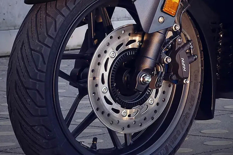 Vành bánh xe lớn, với cỡ 15-inch ở phía trước và 14-inch ở phía sau, lốp xe có kích cỡ lần lượt là 120/70 và 140/70 cho phía trước và sau. Bình xăng xe có dung tích lớn 11,7 lít. Chiều cao yên ngồi 780 mm và trọng lượng nặng 185 kg.