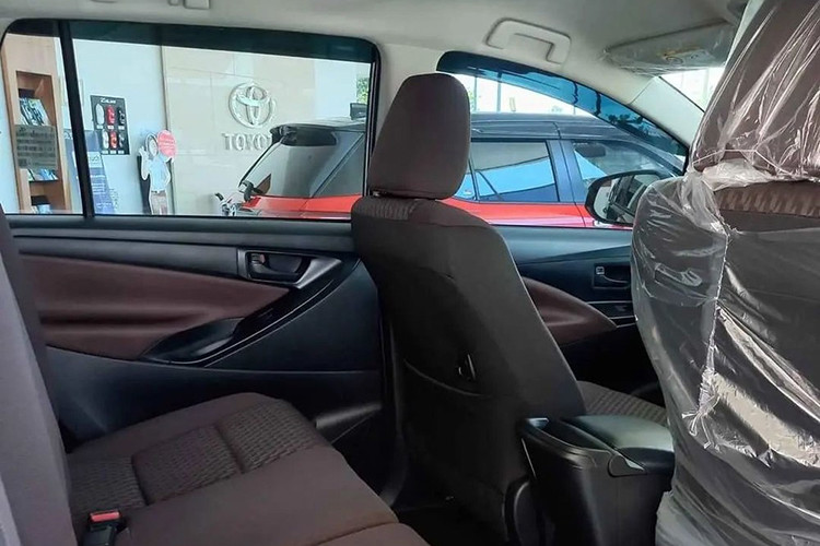 Như vậy, bản G máy dầu số tự động của Toyota Innova cũ còn đắt hơn cả bản máy xăng tiêu chuẩn của Innova Zenix mới. Hiện Toyota Innova Zenix 2023 có giá từ 419 - 611 triệu Rupiah (662 - 965 triệu đồng). Theo nhân viên tư vấn bán hàng tại đại lý ở Indonesia, Toyota Innova thế hệ cũ sẽ được sản xuất theo đơn đặt hàng của khách.