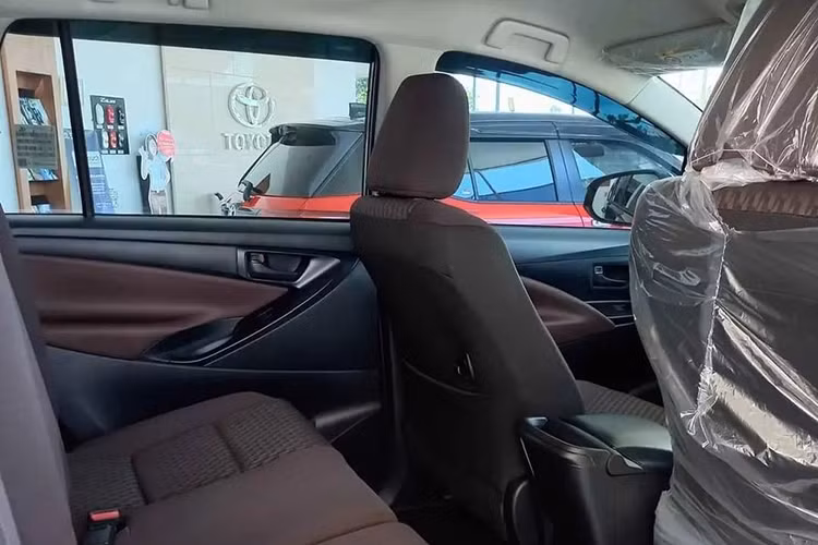 Như vậy, bản G máy dầu số tự động của Toyota Innova cũ còn đắt hơn cả bản máy xăng tiêu chuẩn của Innova Zenix mới. Hiện Toyota Innova Zenix 2023 có giá từ 419 - 611 triệu Rupiah (662 - 965 triệu đồng). Theo nhân viên tư vấn bán hàng tại đại lý ở Indonesia, Toyota Innova thế hệ cũ sẽ được sản xuất theo đơn đặt hàng của khách.