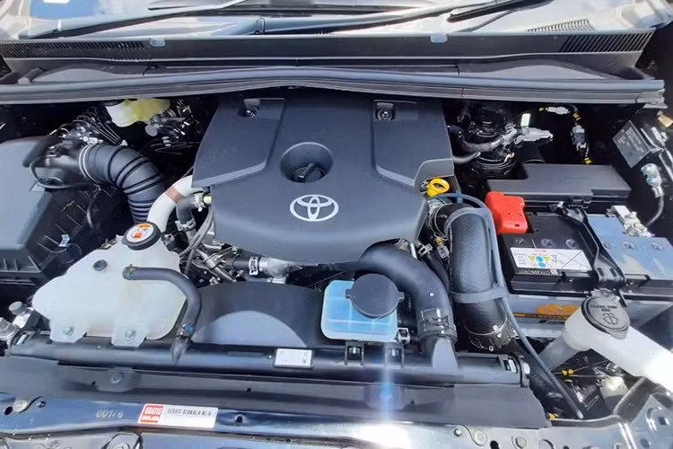 Nằm bên dưới nắp ca-pô của mẫu MPV này ở thị trường Indonesia là 2 tùy chọn động cơ như cũ. Đầu tiên là động cơ xăng 4 xi-lanh, dung tích 2.0L, sản sinh công suất tối đa 139 mã lực và mô-men xoắn cực đại 183 Nm. Thứ hai là động cơ diesel 4 xi-lanh, dung tích 2.4L với công suất tối đa 147 mã lực và mô-men xoắn cực đại 367 Nm.