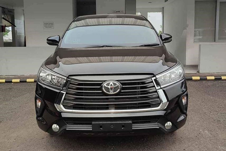 Tương tự động cơ, các trang bị khác của Toyota Innova bản máy dầu thế hệ cũ tại thị trường Indonesia cũng được giữ nguyên như lưới tản nhiệt hình thang với nan nằm ngang và viền mạ crôm, đèn pha Halogen, gương chiếu hậu chỉnh điện/tích hợp đèn báo rẽ, vành 16 inch, màn hình trung tâm 8 inch đi kèm cổng USB, kết nối Bluetooth, ghế bọc nỉ, màn hình đa thông tin trong bảng đồng hồ,...