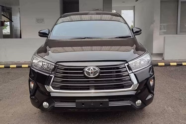 Tương tự động cơ, các trang bị khác của Toyota Innova bản máy dầu thế hệ cũ tại thị trường Indonesia cũng được giữ nguyên như lưới tản nhiệt hình thang với nan nằm ngang và viền mạ crôm, đèn pha Halogen, gương chiếu hậu chỉnh điện/tích hợp đèn báo rẽ, vành 16 inch, màn hình trung tâm 8 inch đi kèm cổng USB, kết nối Bluetooth, ghế bọc nỉ, màn hình đa thông tin trong bảng đồng hồ,...