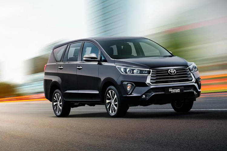 Tương tự ở thị trường Ấn Độ và Indonesia, Toyota Innova cũ tại Việt Nam cũng sẽ được bán song song với thế hệ mới nhằm phục vụ khách hàng mua xe chạy dịch vụ. Trong khi đó, Toyota Innova thế hệ mới tại Việt Nam sẽ được nhập khẩu nguyên chiếc từ Indonesia và nhắm đến khách hàng gia đình.