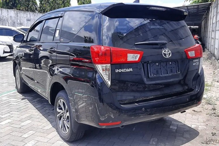 Trước đó, hãng Toyota chỉ bán Innova thế hệ cũ với 2 phiên bản là G máy xăng 2.0 và G máy dầu 2.4. Cả 2 phiên bản này đều dùng hộp số sàn 5 cấp. Tuy nhiên, kể từ tháng 3/2023, phiên bản máy dầu, số tự động của Toyota Innova thế hệ cũ sẽ quay trở lại thị trường này. Khác với xe ở Ấn Độ, Toyota Innova thế hệ cũ tại Indonesia không được cải tiến thiết kế.
