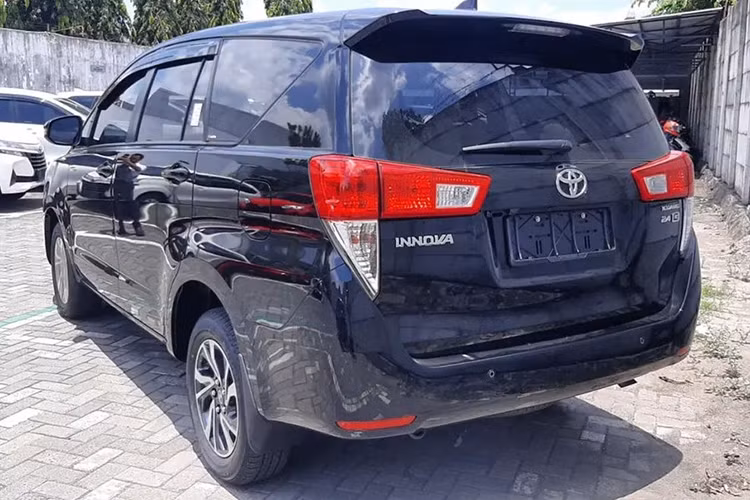 Trước đó, hãng Toyota chỉ bán Innova thế hệ cũ với 2 phiên bản là G máy xăng 2.0 và G máy dầu 2.4. Cả 2 phiên bản này đều dùng hộp số sàn 5 cấp. Tuy nhiên, kể từ tháng 3/2023, phiên bản máy dầu, số tự động của Toyota Innova thế hệ cũ sẽ quay trở lại thị trường này. Khác với xe ở Ấn Độ, Toyota Innova thế hệ cũ tại Indonesia không được cải tiến thiết kế.