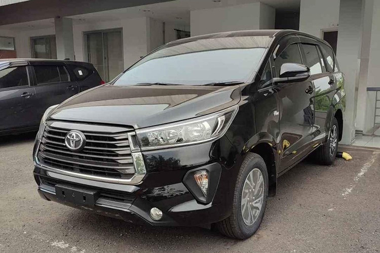 Toyota Innova thế hệ mới đã chính thức trình làng vào hồi tháng 11 năm ngoái. Ở thế hệ mới, xe chỉ có tùy chọn động cơ xăng hoặc hybrid và không còn hộp số sàn. Tuy nhiên, tương tự ở thị trường Ấn Độ, hãng Toyota không "khai tử" Innova thế hệ cũ. Thay vào đó, Toyota Innova thế hệ cũ vẫn tiếp tục được bán song song với Innova Zenix mới vì khách hàng vẫn có nhu cầu mua.