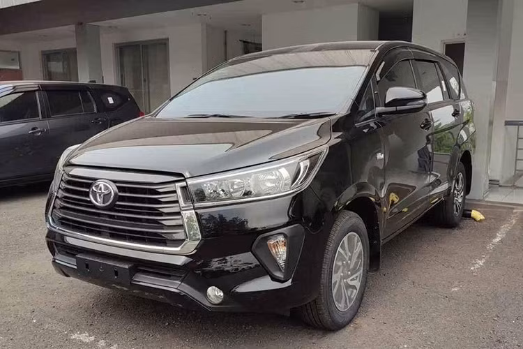 Toyota Innova thế hệ mới đã chính thức trình làng vào hồi tháng 11 năm ngoái. Ở thế hệ mới, xe chỉ có tùy chọn động cơ xăng hoặc hybrid và không còn hộp số sàn. Tuy nhiên, tương tự ở thị trường Ấn Độ, hãng Toyota không "khai tử" Innova thế hệ cũ. Thay vào đó, Toyota Innova thế hệ cũ vẫn tiếp tục được bán song song với Innova Zenix mới vì khách hàng vẫn có nhu cầu mua.