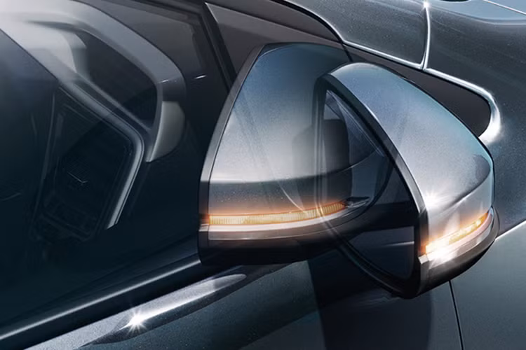 Tại thị trường Ấn Độ, Honda City 2017 có 5 bản trang bị là S, SV, V, VX và ZX. Trong đó, ZX là bản trang bị cao cấp nhất. Trong khi đó, trên phiên bản Honda City SV sẽ có thêm đèn báo rẽ tích hợp trên gương chiếu hậu.