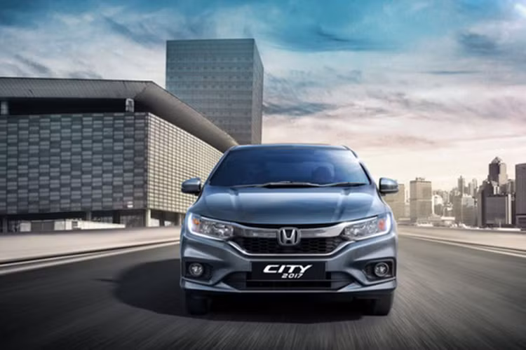 Bước sang phiên bản mới, Honda City đã thay đổi đáng kể về thiết kế bên ngoài và trang bị bên trong. Tương tự xe ở Thái Lan, Honda City 2017 tại thị trường Ấn Độ cũng đi kèm phần đầu mới với cụm đèn pha tái thiết kế, tích hợp đèn LED định vị ban ngày tiêu chuẩn và thanh crôm nối ở giữa tương tự Civic thế hệ mới.