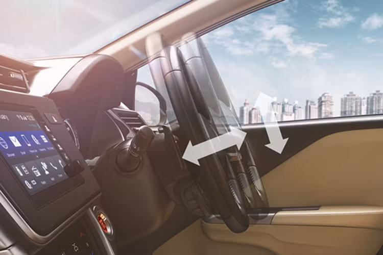 Những trang bị tiêu chuẩn của bản S bao gồm la-zăng bằng thép, ghế bọc nỉ, vô lăng gật gù và dàn âm thanh 4 loa. Trong khi đó, bản SV có thêm vô lăng gật gù và đa chức năng, điều hòa không khí tự động, khóa cửa trung tâm, hệ thống kiểm soát hành trình, ghế lái tùy chỉnh độ cao cùng bệ tì tay cho 2 hàng ghế.