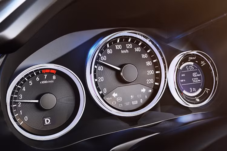 Toàn bộ dòng Honda City 2017 tại Ấn Độ đều được trang bị động cơ xăng i-VTEC, dung tích 1,5 lít với công suất tối đa 119 mã lực tại vòng tua máy 6.600 vòng/phút và mô-men xoắn cực đại 145 Nm tại vòng tua máy 4.600 vòng/phút. Sức mạnh được truyền tới bánh thông qua hộp số sàn 5 cấp hoặc CVT với 7 cấp số ảo và lẫy chuyển số trên vô lăng.