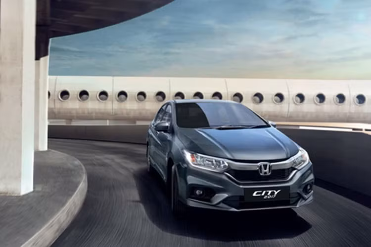 Honda City 2017 tại Ấn Độ có 2 túi khí, hệ thống chống bó cứng phanh ABS, phân bổ lực phanh EBD và móc lắp ghế cho trẻ em tiêu chuẩn. Trong khi đó, 6 túi khí chỉ có trên bản ZX. Xe không có hệ thống cân bằng điện tử. Tại Ấn Độ, City 2017 có các tùy chọn màu sơn ngoại thất là trắng, đỏ, bạc, nâu và xám. Giá bán của xe dao động từ 849.990 - 1.356.990 Rupee (khoảng 289 - 461 triệu đồng).
