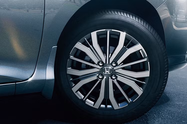 Ở hai bên thân xe, City 2017 sẽ chỉ được thay đổi duy nhất bộ mâm đúc 16 inch mới với thiết kế nhiều nan sang trọng hơn. Trong khi đó, phần đuôi xe chỉ được thay đổi nhẹ ở phần dưới của cản hậu. 