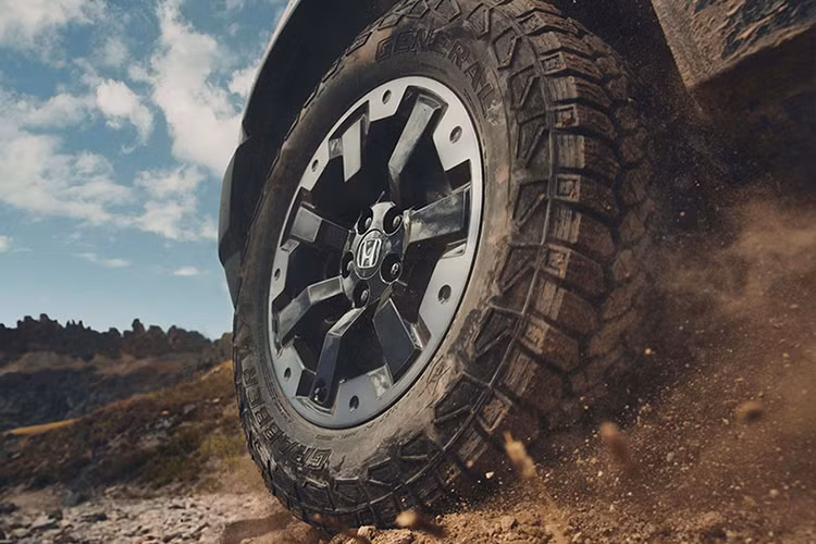 Bên cạnh đó, Honda cũng tiết lộ rằng CR-V sẽ có một phiên bản facelift (nâng cấp giữa vòng đời). Dù chưa có nhiều thông tin cụ thể, nhưng hãng xác nhận rằng CR-V mới sẽ có thêm phiên bản TrailSport, nhắm đến những khách hàng yêu thích xe địa hình.