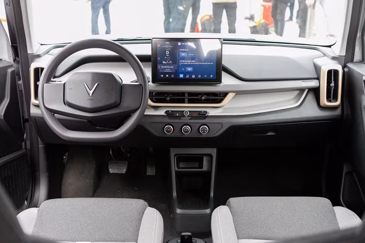 Về ngoại hình, xe mini điện Vinfast VF3 sở hữu kiểu dáng: 2 cửa, 4 chỗ ngồi, thiết kế vuông vức phong cách SUV mini. Trang bị nổi bật: Màn hình trung tâm 10 inch, hệ thống điều hòa, cửa sổ trời (tùy phiên bản), kết nối Apple CarPlay/Android Auto…