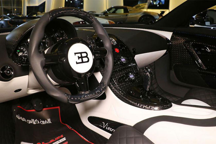 Có thể thấy, nhiều chi tiết bên trong khoang lái Bugatti Veyron Linea Vivere độ Mansory được bọc sợi carbon siêu nhẹ như nửa thân trên và dưới của vô-lăng, bảng táp-lô và đồng hồ, thành cửa xe và cả cần số...